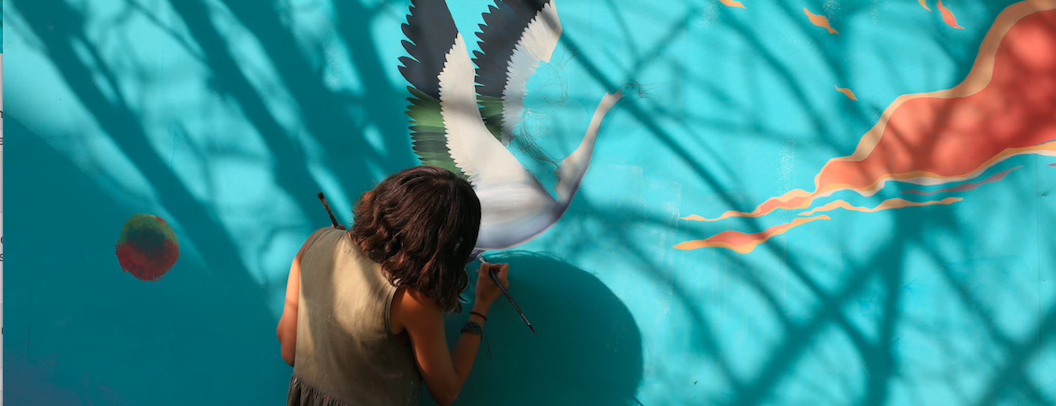 Diala Brisly peint pour les enfants syriens de la Bekaa